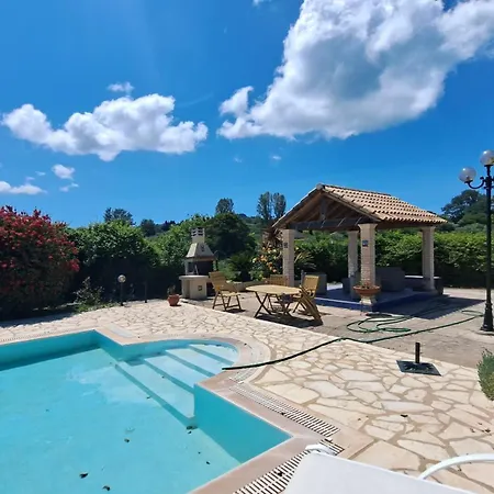 3 Bedroom House W/private Pool * Astrakeri